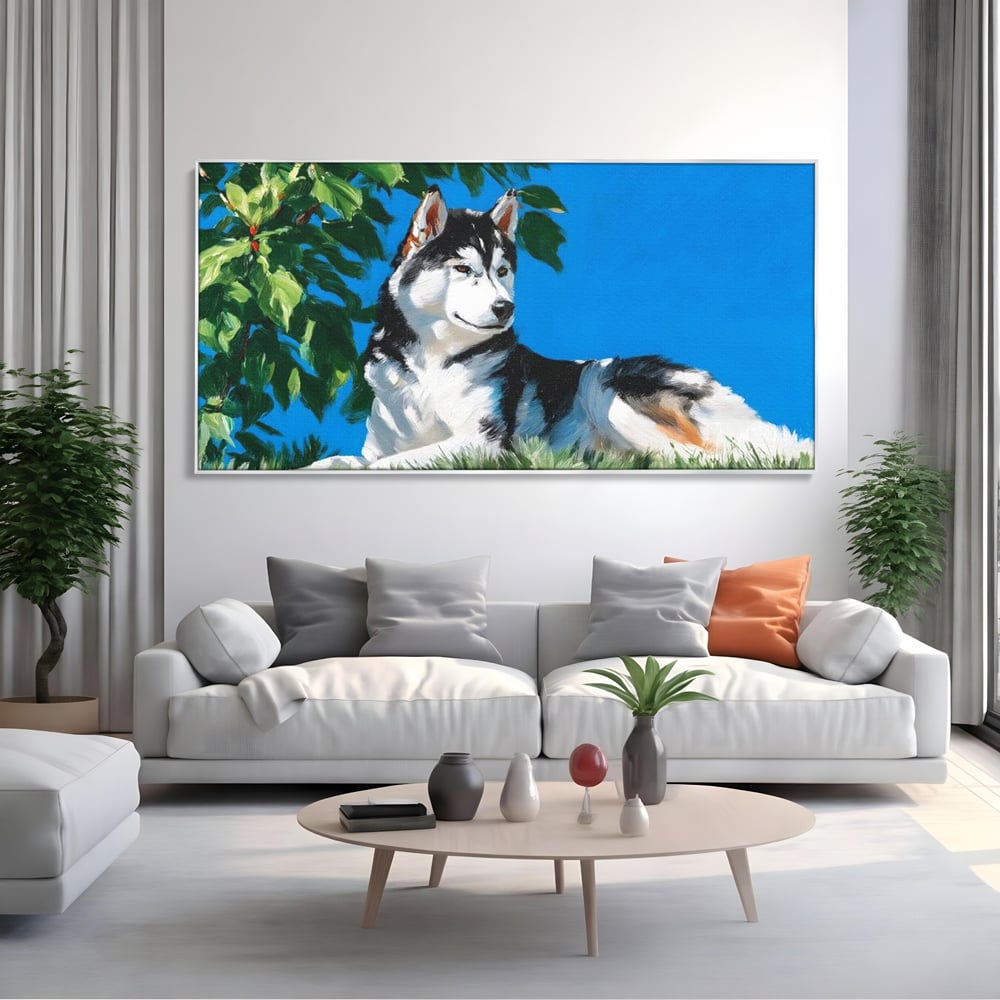 Tablou canvas cu tablou canvas cu husky sub copac, in rama de aluminiu argintiu, pe perete intr-un living