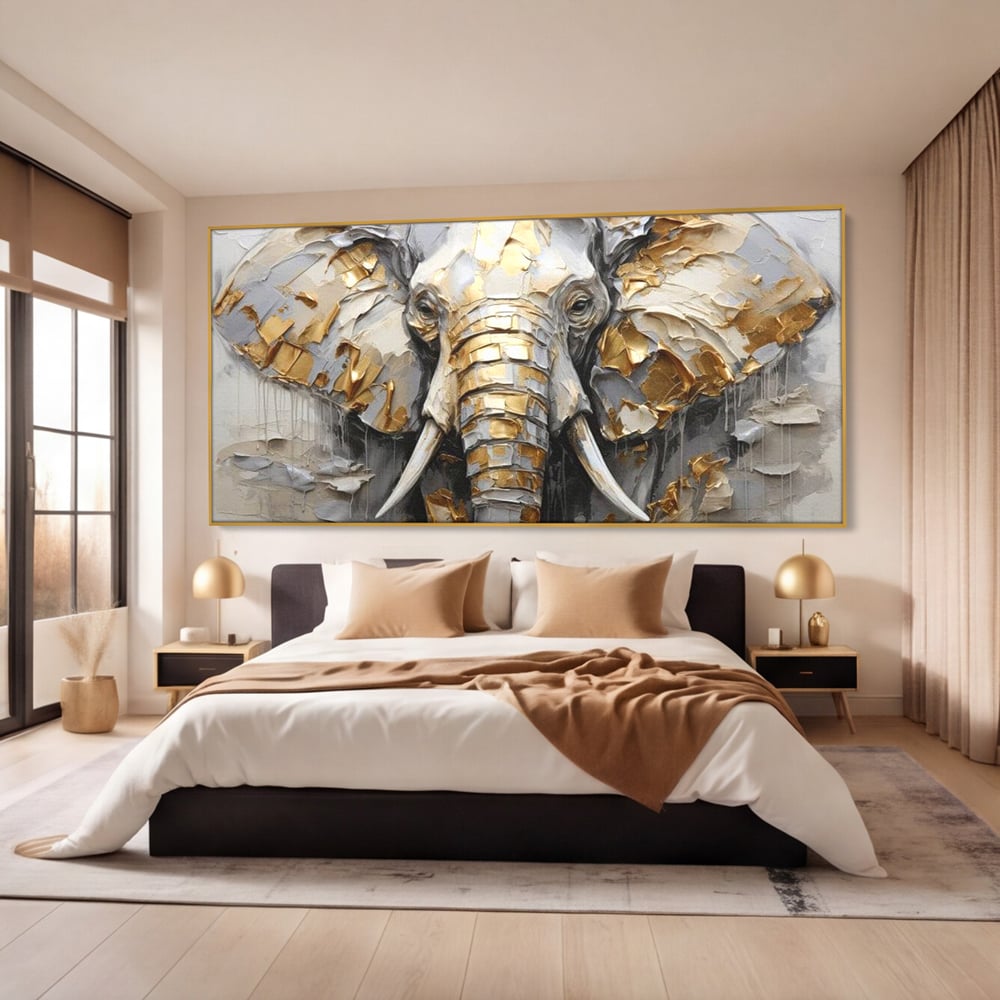 Tablou canvas cu tablou canvas cu cap de elefant in relief si insertii aurii, in rama de aluminiu auriu, pe perete intr-un dormitor