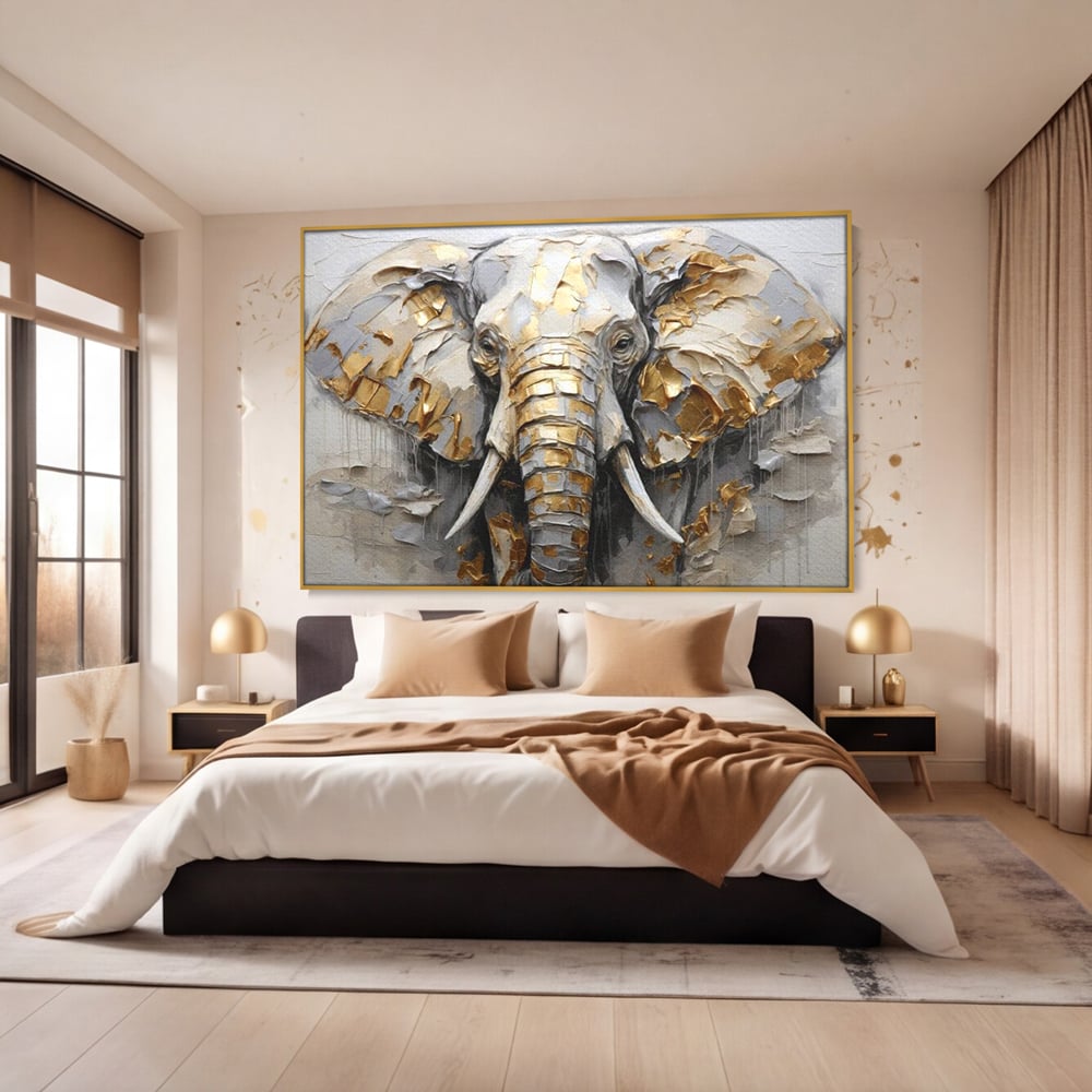 Tablou canvas cu tablou canvas cu cap de elefant in relief si insertii aurii, in rama de aluminiu auriu, pe perete intr-un dormitor