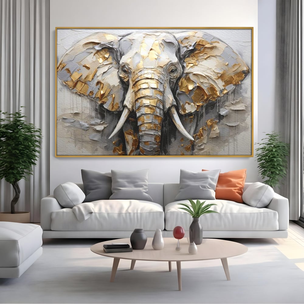 Tablou canvas cu tablou canvas cu cap de elefant in relief si insertii aurii, in rama de aluminiu auriu, pe perete intr-un living
