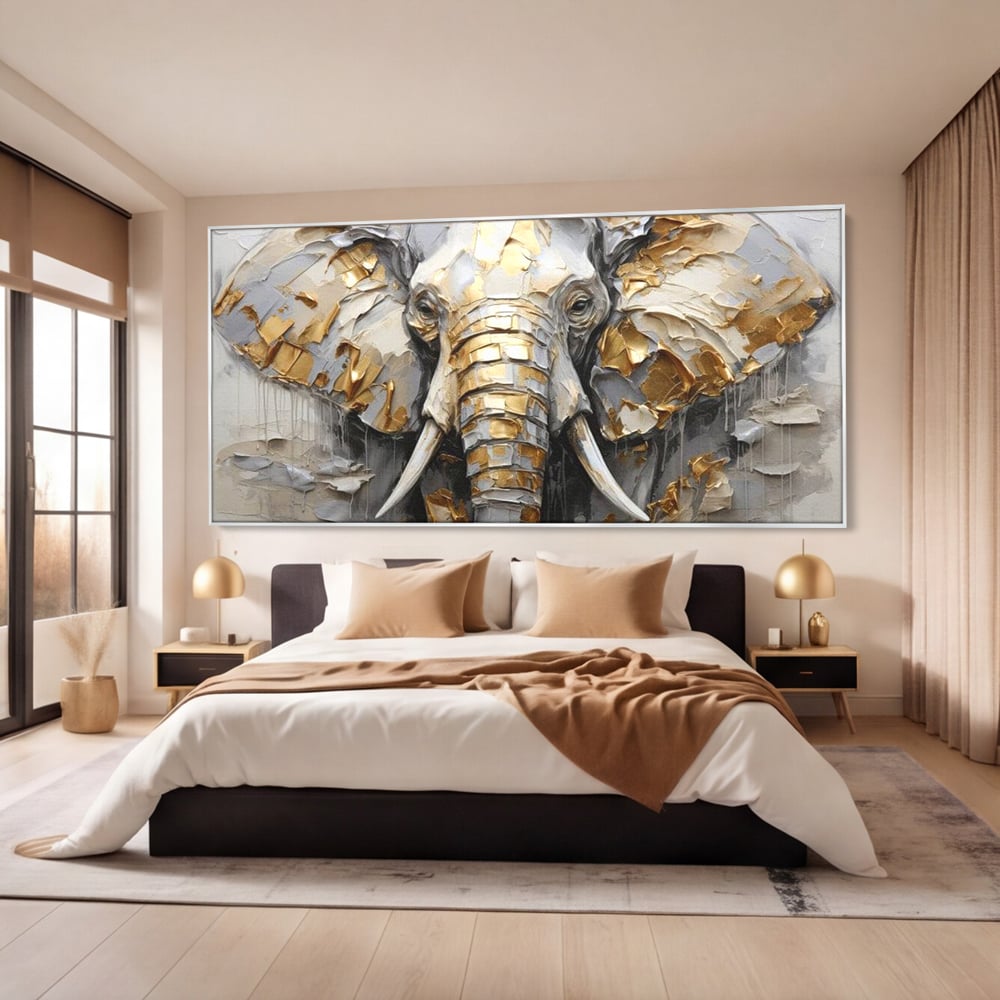 Tablou canvas cu tablou canvas cu cap de elefant in relief si insertii aurii, in rama de aluminiu argintiu, pe perete intr-un dormitor