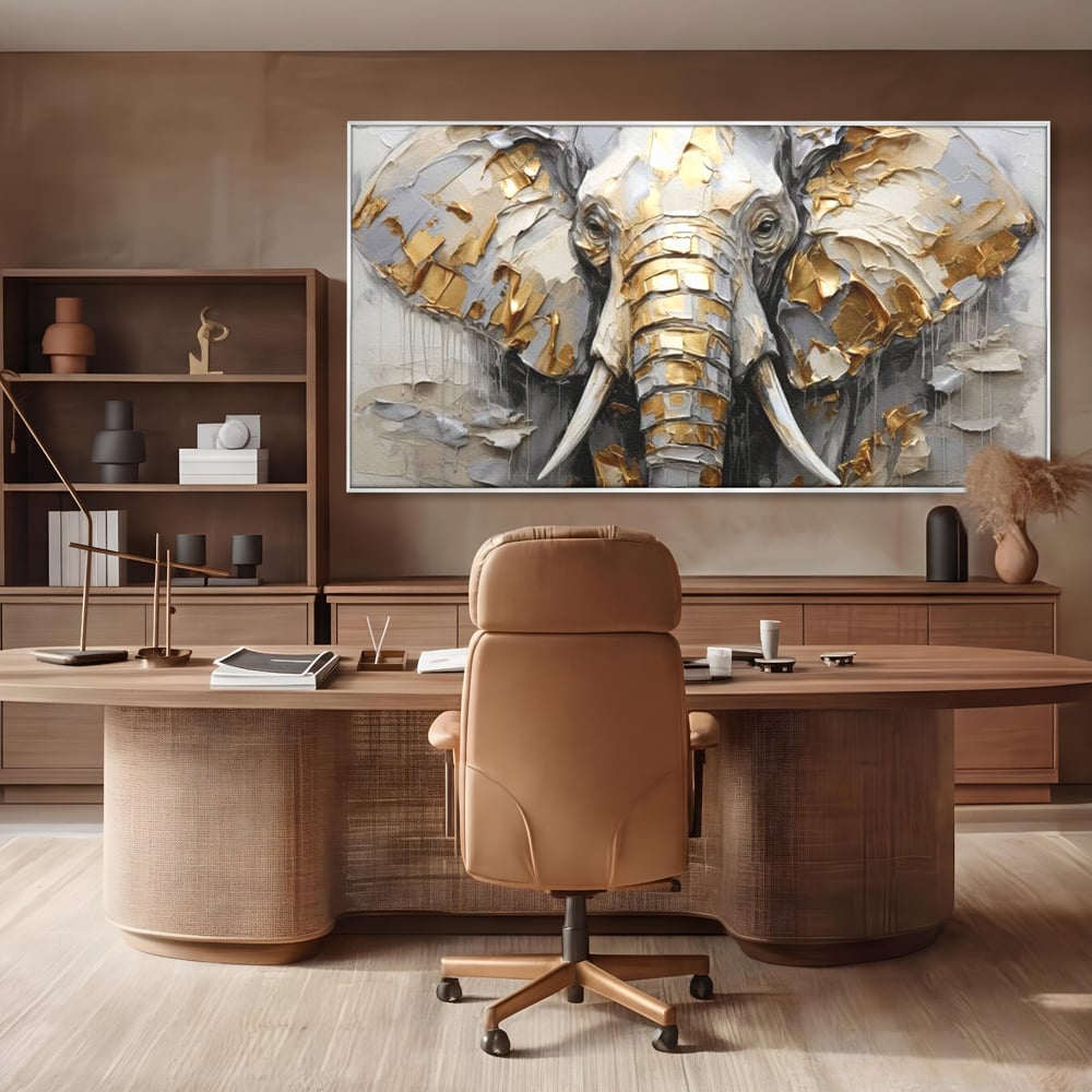 Tablou canvas cu tablou canvas cu cap de elefant in relief si insertii aurii, in rama de aluminiu argintiu, pe perete intr-un birou