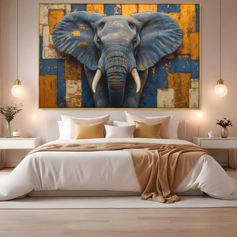 Tablou canvas cu tablou canvas cu cap de elefant, in rama de aluminiu auriu, pe perete intr-un dormitor