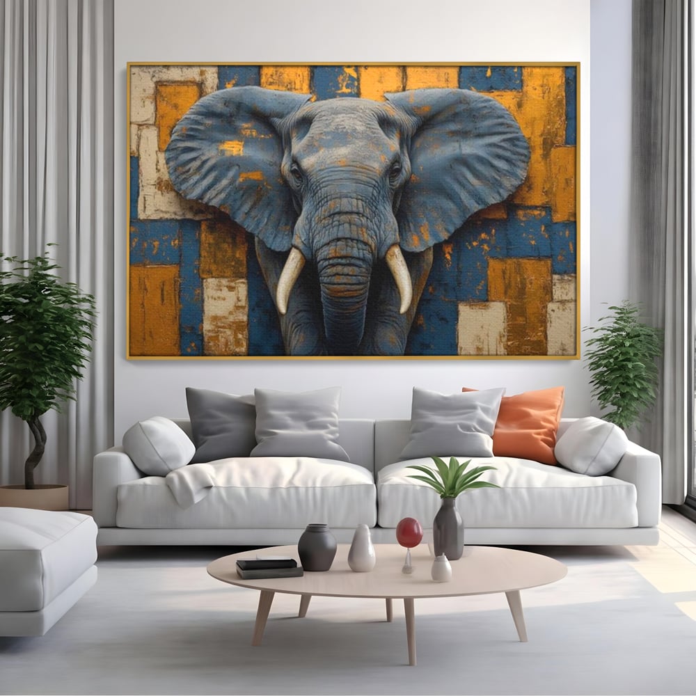 Tablou canvas cu tablou canvas cu cap de elefant, in rama de aluminiu auriu, pe perete intr-un living