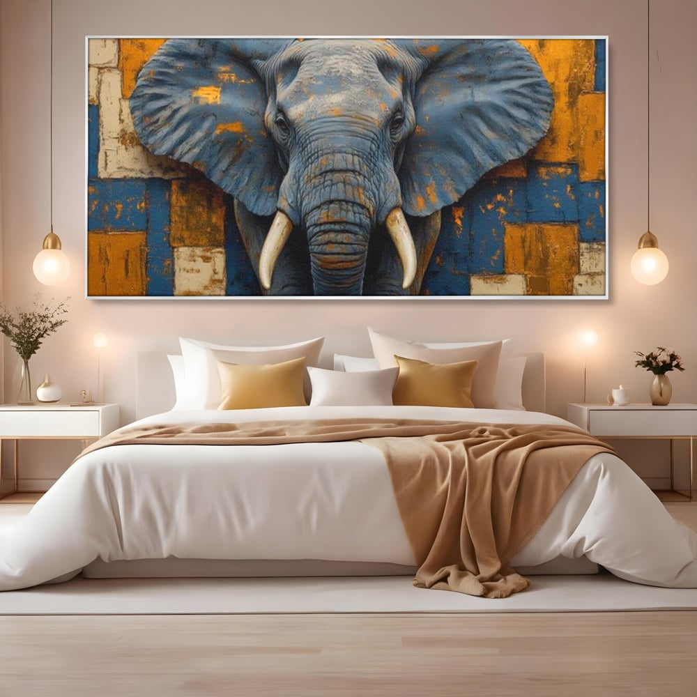 Tablou canvas cu tablou canvas cu cap de elefant, in rama de aluminiu argintiu, pe perete intr-un dormitor