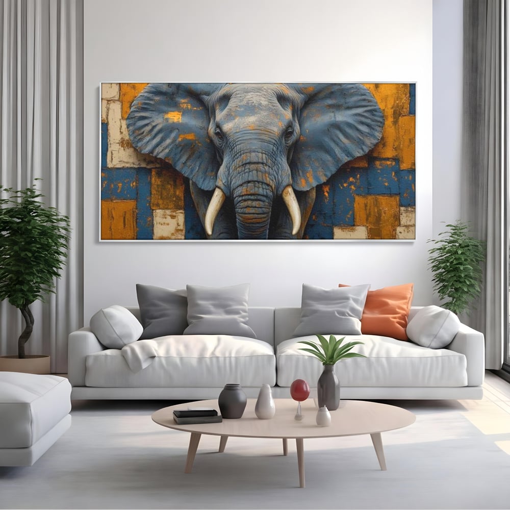 Tablou canvas cu tablou canvas cu cap de elefant, in rama de aluminiu argintiu, pe perete intr-un living