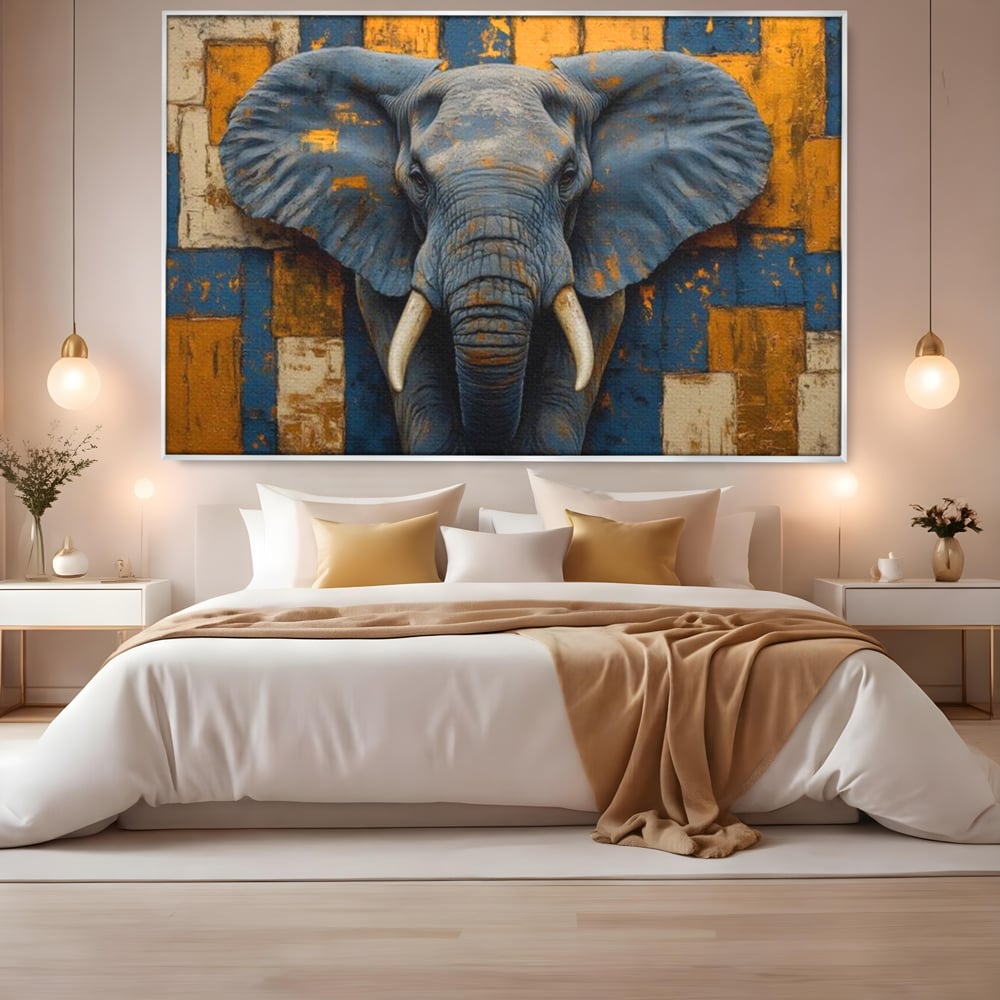 Tablou canvas cu tablou canvas cu cap de elefant, in rama de aluminiu argintiu, pe perete intr-un dormitor