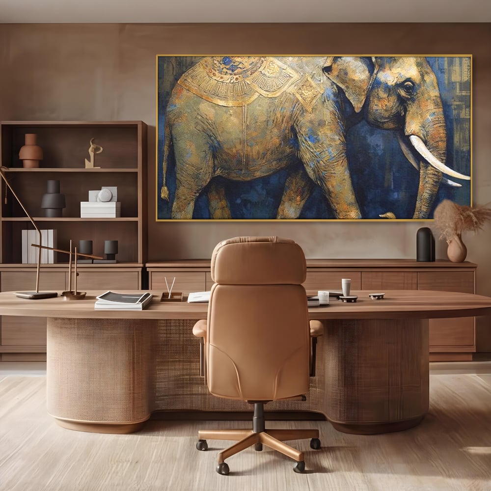 Tablou canvas cu tablou canvas cu pictura de elefant auriu, in rama de aluminiu auriu, pe perete intr-un birou