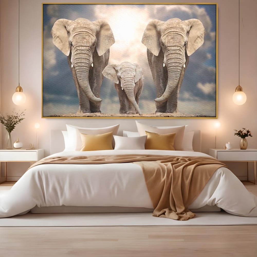 Tablou canvas cu tablou canvas cu trei elefanti, in rama de aluminiu auriu, pe perete intr-un dormitor