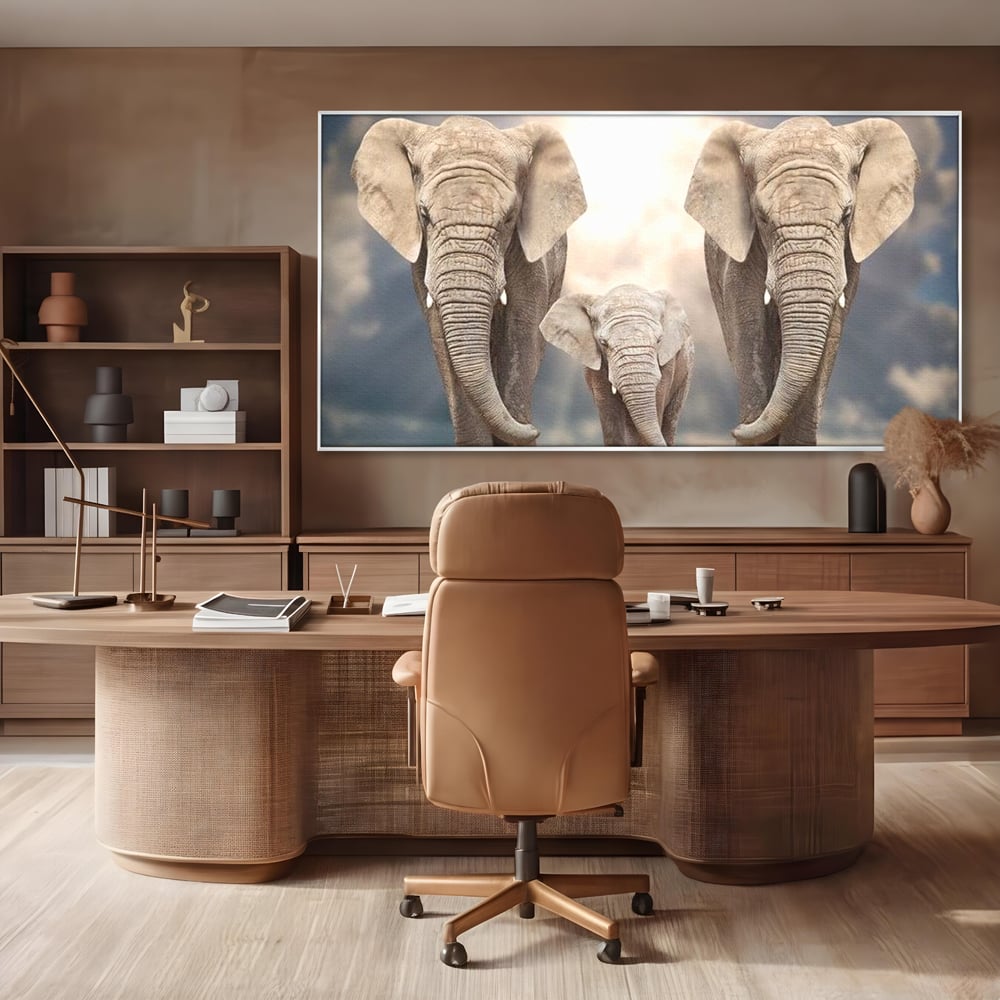Tablou canvas cu tablou canvas cu trei elefanti, in rama de aluminiu argintiu, pe perete intr-un birou