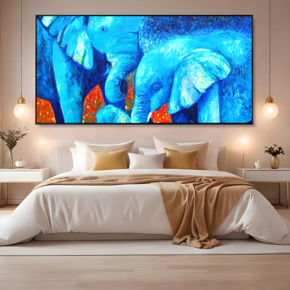 Tablou canvas cu pictura canvas cu familie de elefanti, in rama de aluminiu negru, pe perete intr-un dormitor