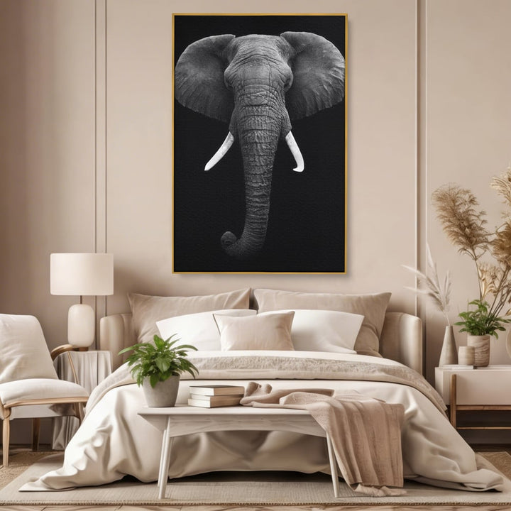 Tablou canvas cu tablou canvas cu cap de elefant, in rama de aluminiu auriu, pe perete intr-un dormitor