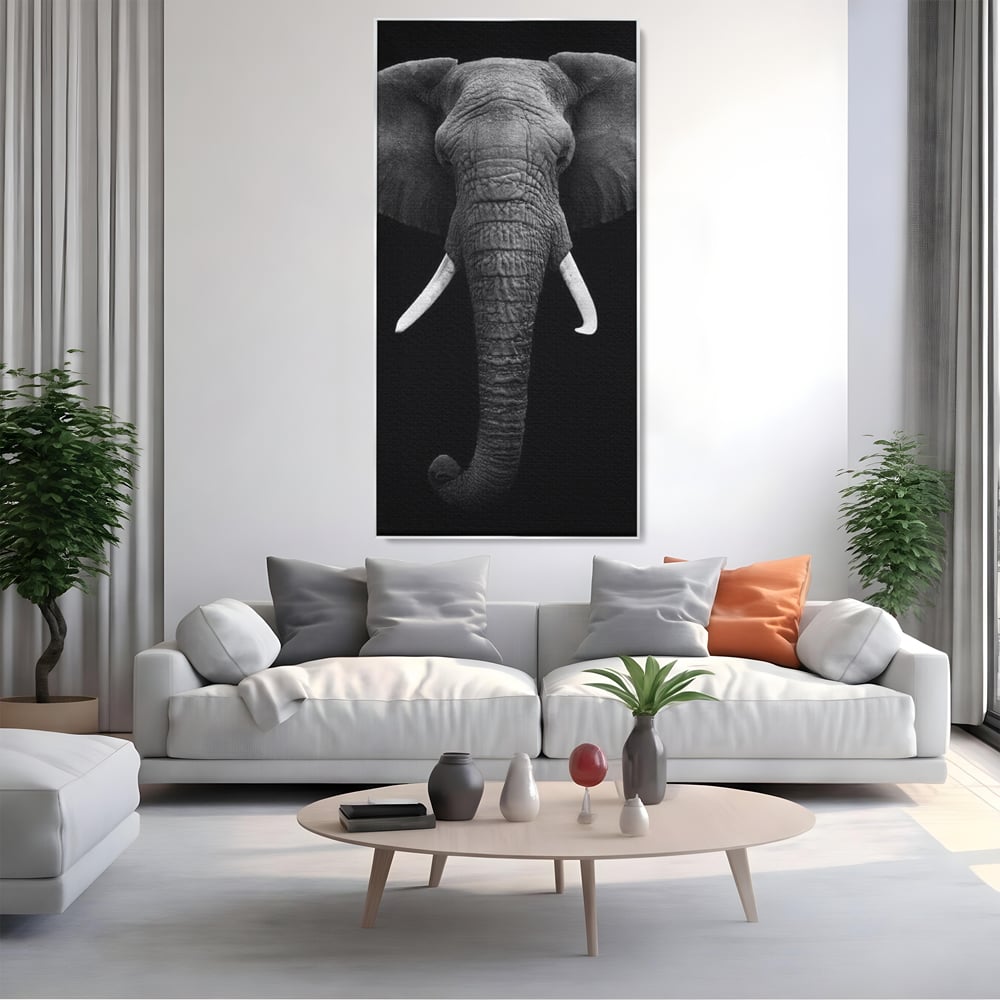 Tablou canvas cu tablou canvas cu cap de elefant, in rama de aluminiu argintiu, pe perete intr-un living