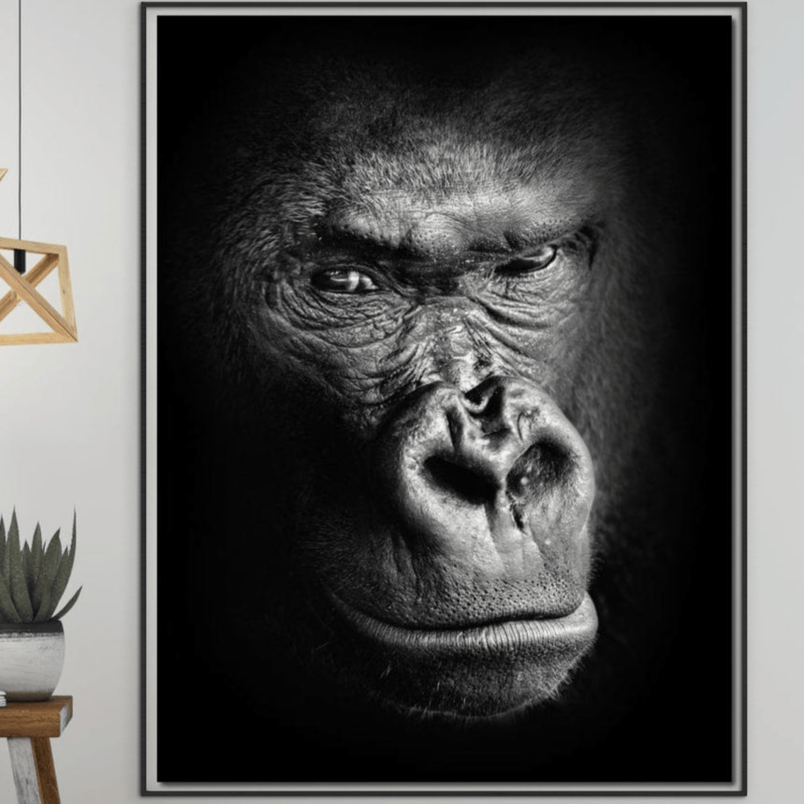 Tablou Canvas Premium, LuxCanva® M1325, Judecata din Umbre, Gorila, Portret, Alb si Negru, Primata, Privire, Salbaticie, Animale, Intunecat, Realist, Birou, Living, Camera Copil