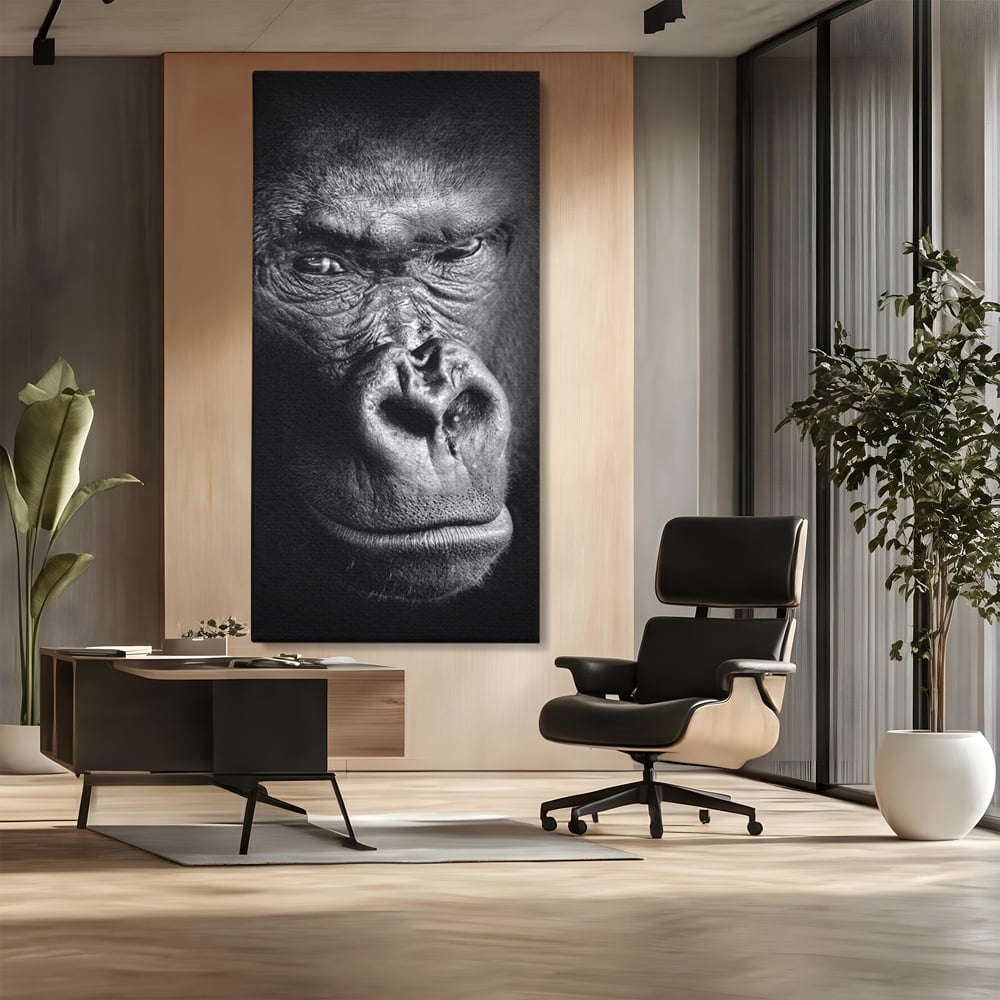 Tablou canvas cu tablou canvas cu portret de gorila, fara rama, pe sasiu de lemn, pe perete intr-un birou