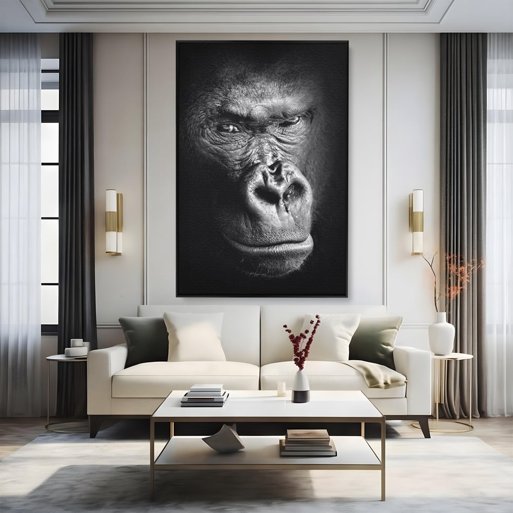 Tablou canvas cu tablou canvas cu portret de gorila, in rama de aluminiu negru, pe perete intr-un living