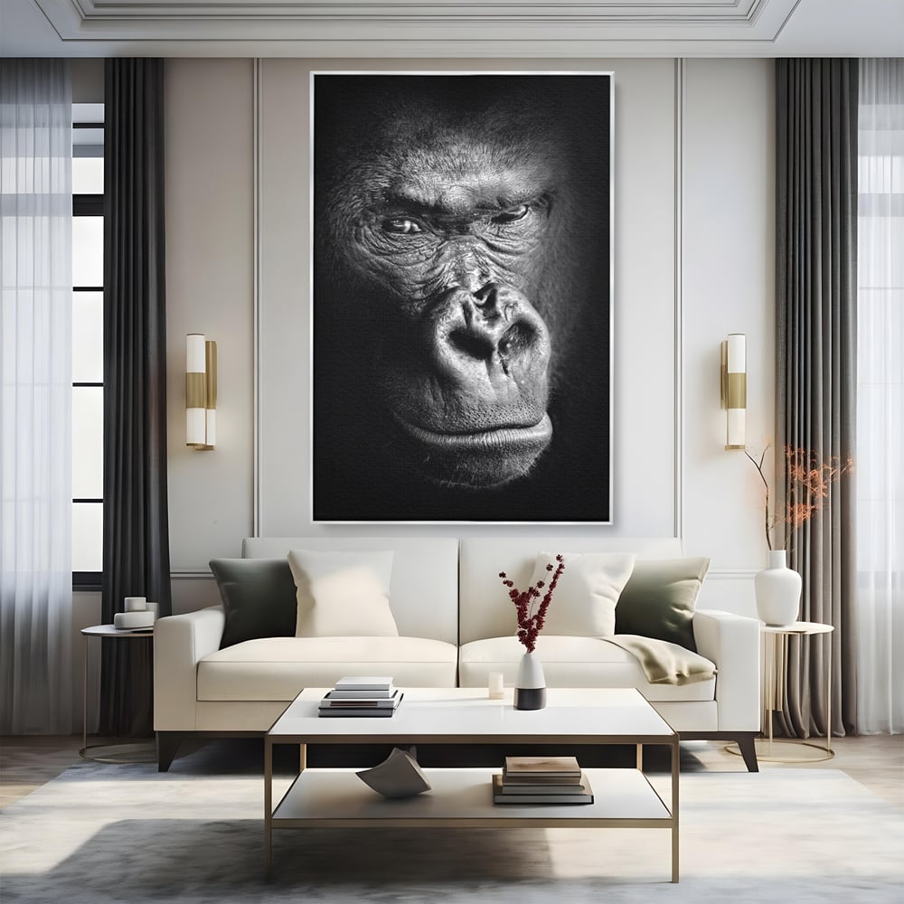 Tablou canvas cu tablou canvas cu portret de gorila, in rama de aluminiu argintiu, pe perete intr-un living