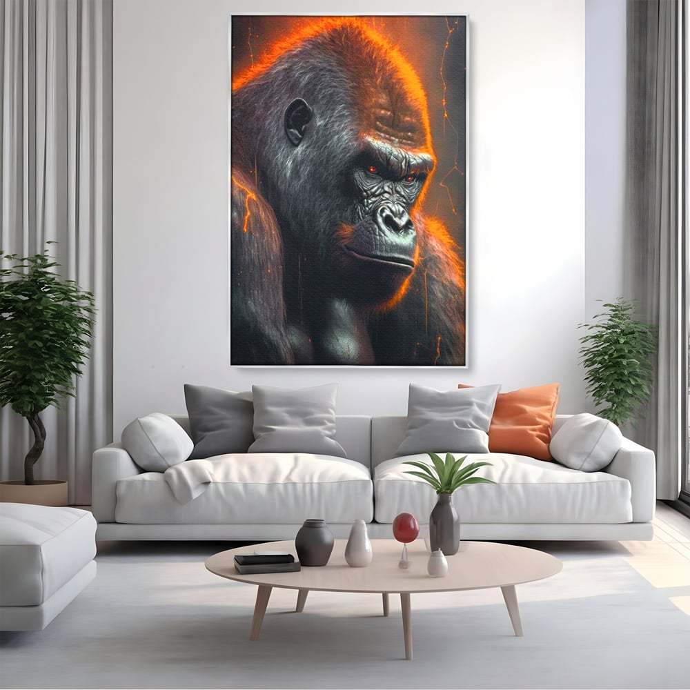Tablou canvas cu tablou canvas cu gorila furioasa, in rama de aluminiu argintiu, pe perete intr-un living