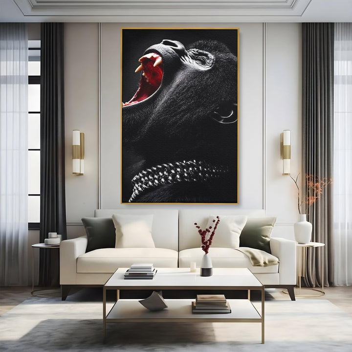 Tablou canvas cu tablou canvas cu gorila furioasa, in rama de aluminiu auriu, pe perete intr-un living