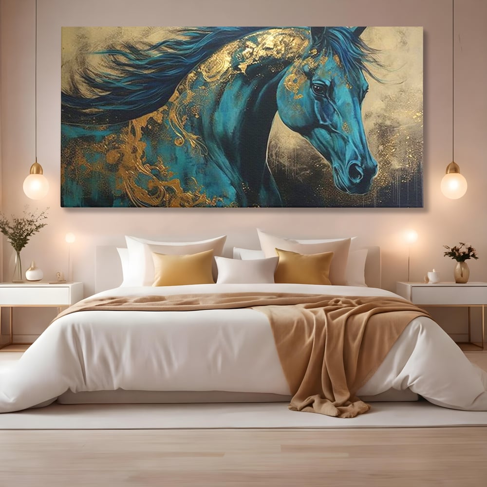 Tablou canvas cu tablou canvas cu cal albastru si auriu, fara rama, pe sasiu de lemn, pe perete intr-un dormitor