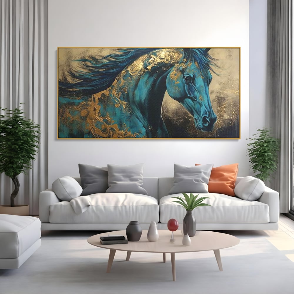 Tablou canvas cu tablou canvas cu cal albastru si auriu, in rama de aluminiu auriu, pe perete intr-un living