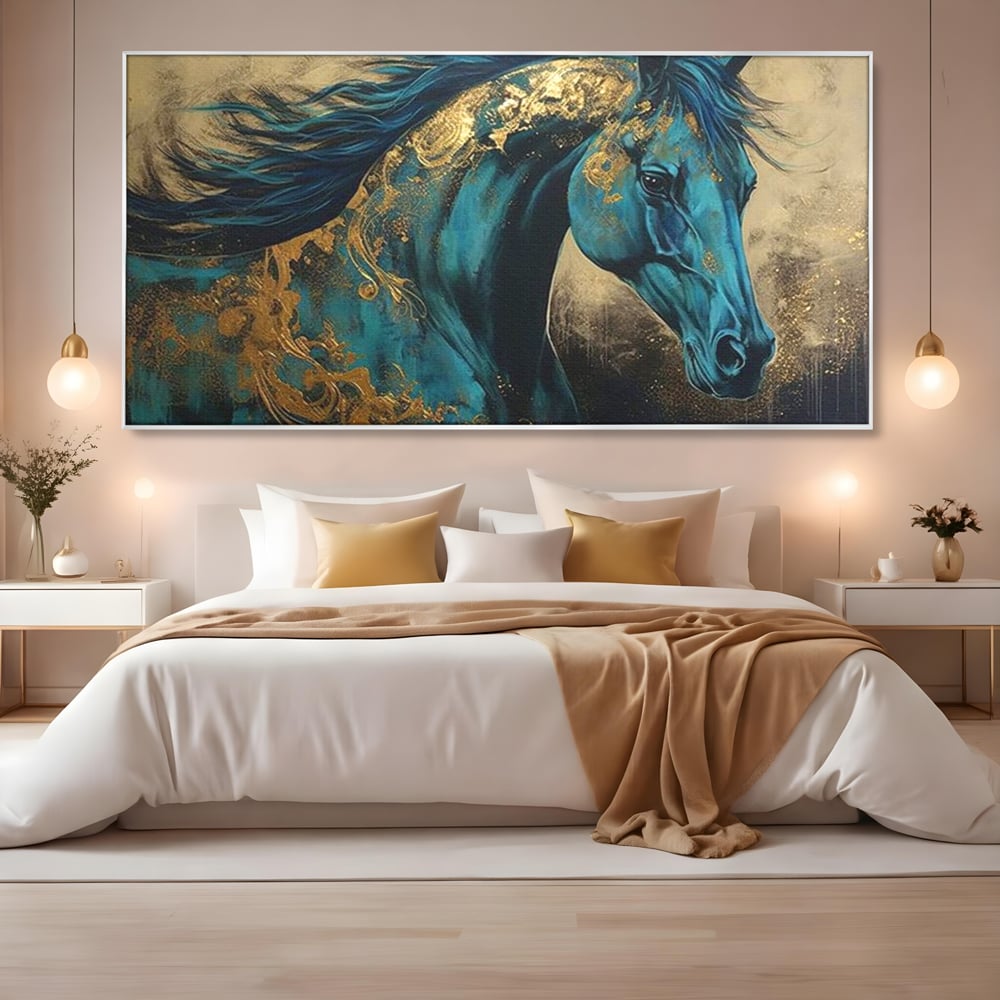 Tablou canvas cu tablou canvas cu cal albastru si auriu, in rama de aluminiu argintiu, pe perete intr-un dormitor