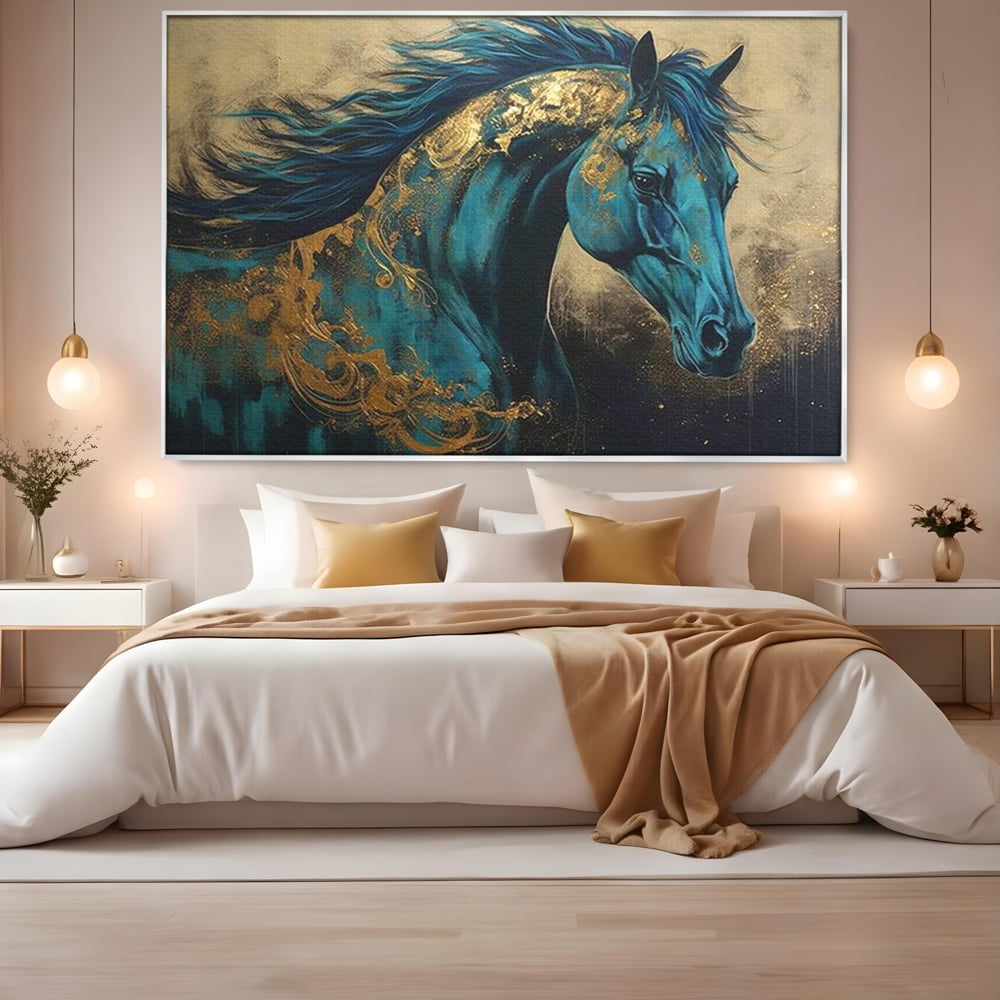 Tablou canvas cu tablou canvas cu cal albastru si auriu, in rama de aluminiu argintiu, pe perete intr-un dormitor