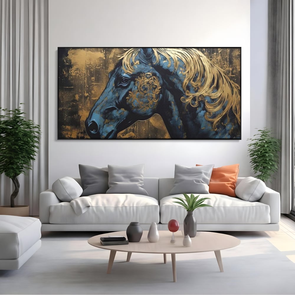 Tablou canvas cu tablou canvas cu profil de cal, in rama de aluminiu negru, pe perete intr-un living