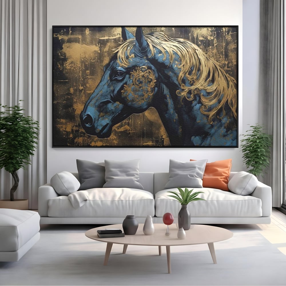 Tablou canvas cu tablou canvas cu profil de cal, in rama de aluminiu negru, pe perete intr-un living