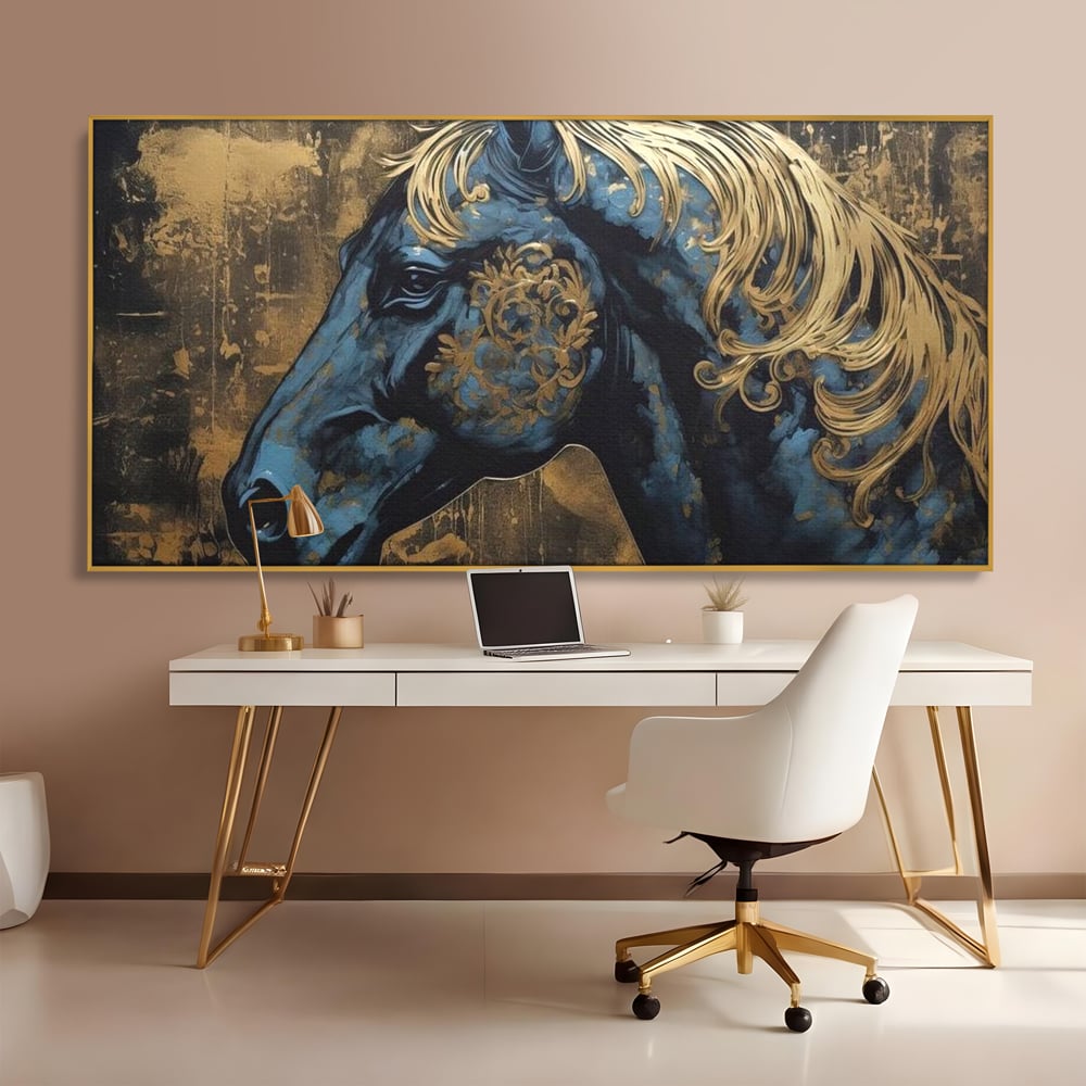 Tablou canvas cu tablou canvas cu profil de cal, in rama de aluminiu auriu, pe perete intr-un birou