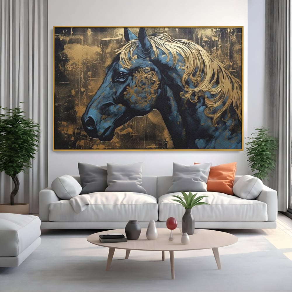 Tablou canvas cu tablou canvas cu profil de cal, in rama de aluminiu auriu, pe perete intr-un living