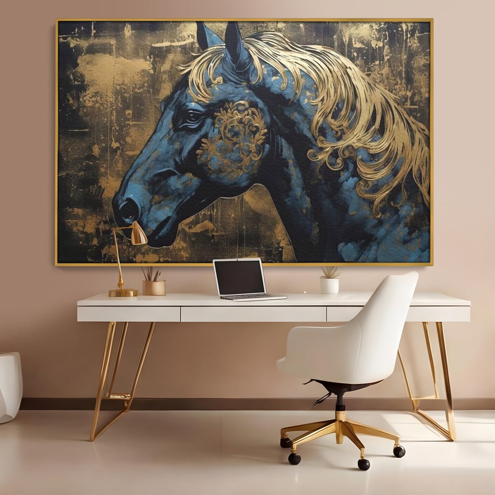 Tablou canvas cu tablou canvas cu profil de cal, in rama de aluminiu auriu, pe perete intr-un birou