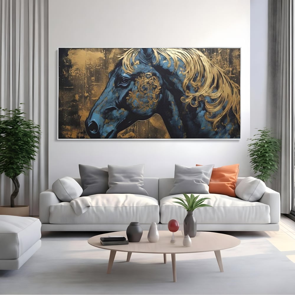 Tablou canvas cu tablou canvas cu profil de cal, in rama de aluminiu argintiu, pe perete intr-un living