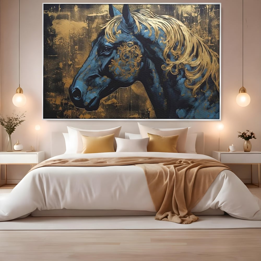 Tablou canvas cu tablou canvas cu profil de cal, in rama de aluminiu argintiu, pe perete intr-un dormitor