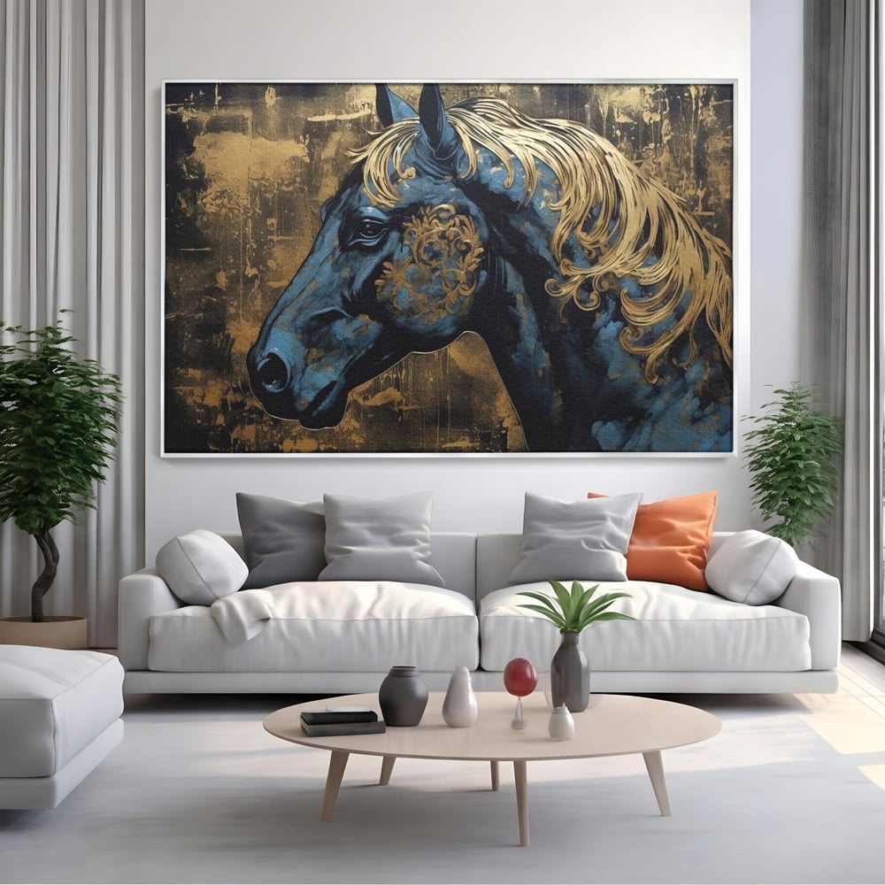 Tablou canvas cu tablou canvas cu profil de cal, in rama de aluminiu argintiu, pe perete intr-un living