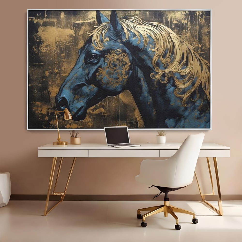 Tablou canvas cu tablou canvas cu profil de cal, in rama de aluminiu argintiu, pe perete intr-un birou
