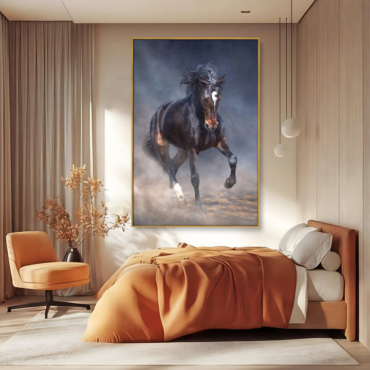 Tablou canvas cu tablou canvas cu cal negru in galop, in rama de aluminiu auriu, pe perete intr-un dormitor