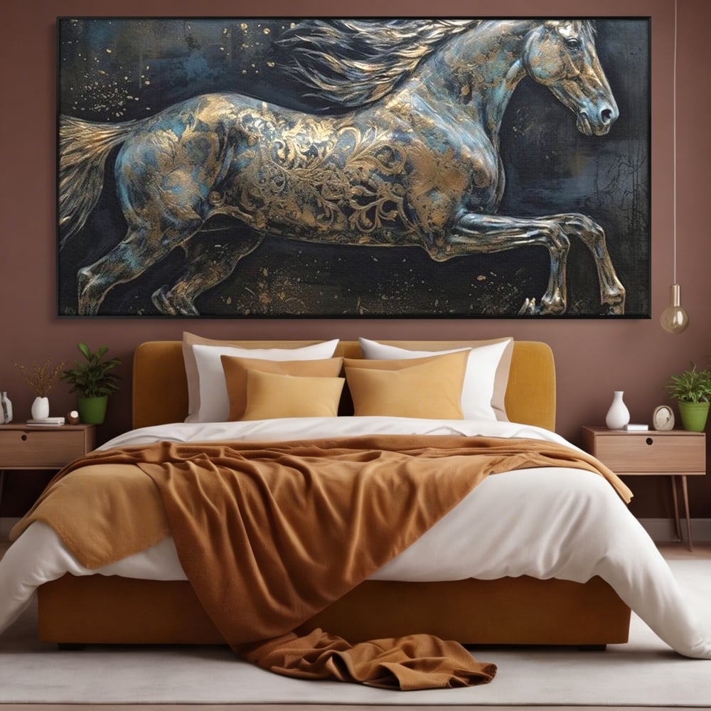 Tablou canvas cu tablou canvas cu armasar in galop, in rama de aluminiu negru, pe perete intr-un dormitor