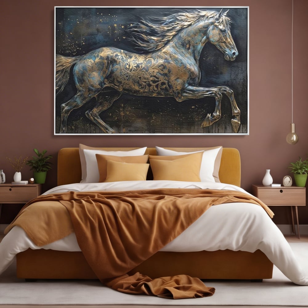 Tablou canvas cu tablou canvas cu armasar in galop, in rama de aluminiu argintiu, pe perete intr-un dormitor