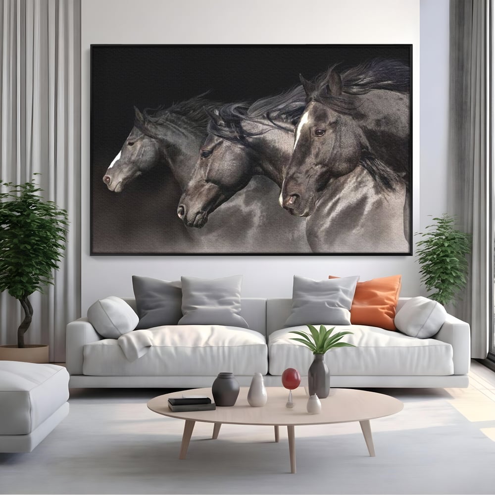 Tablou canvas cu tablou canvas cu trei cai negri in galop, in rama de aluminiu negru, pe perete intr-un living