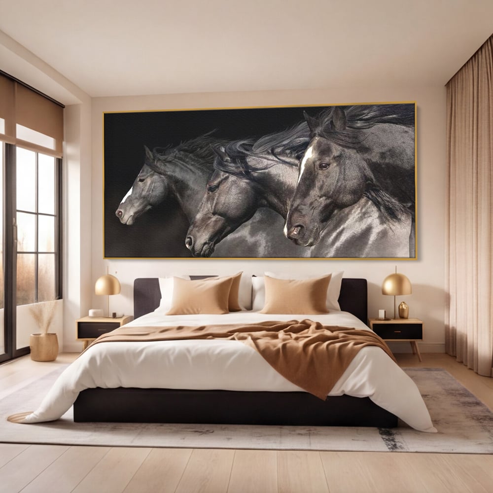 Tablou canvas cu tablou canvas cu trei cai negri in galop, in rama de aluminiu auriu, pe perete intr-un dormitor