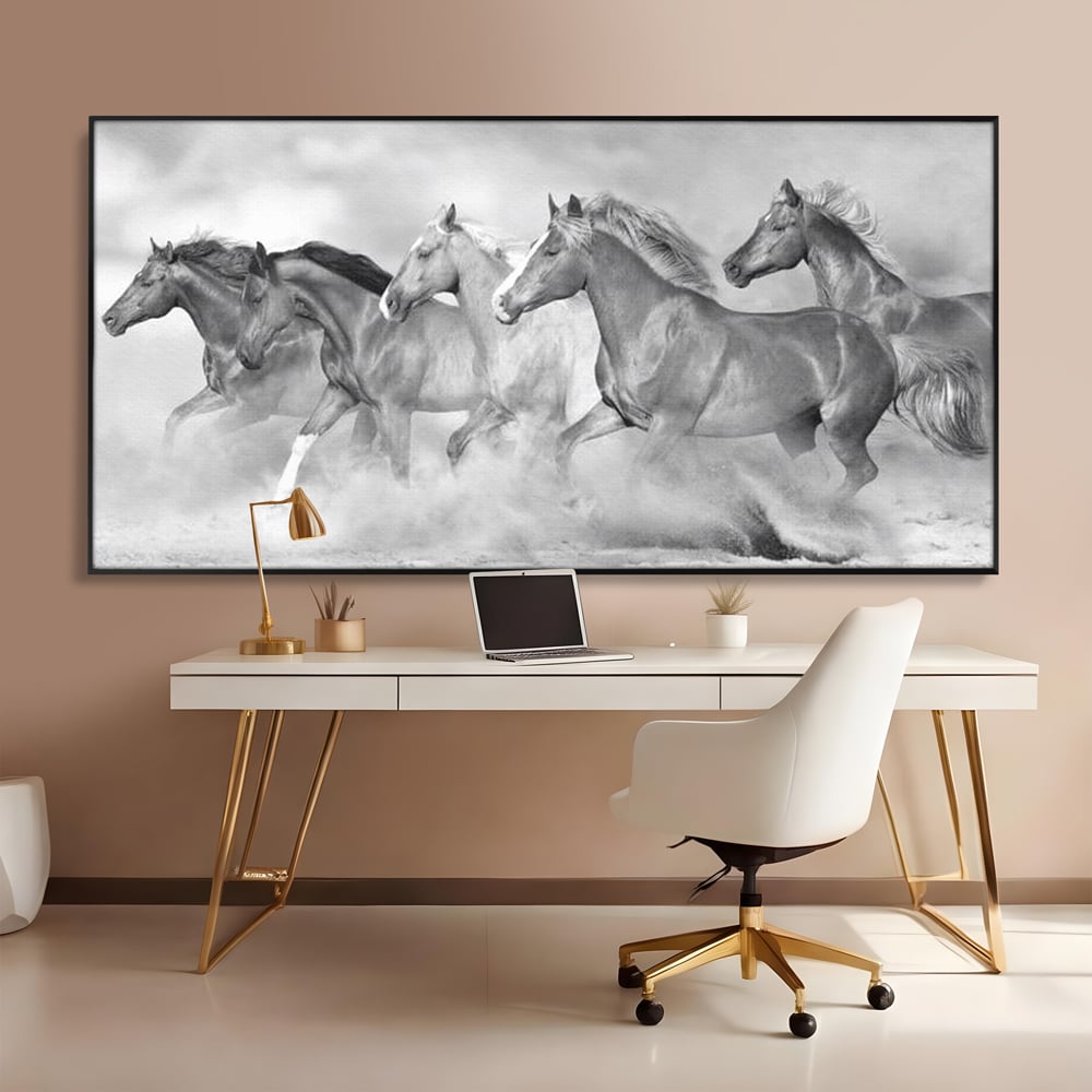 Tablou canvas cu tablou canvas cu cai in galop, in rama de aluminiu negru, pe perete intr-un birou