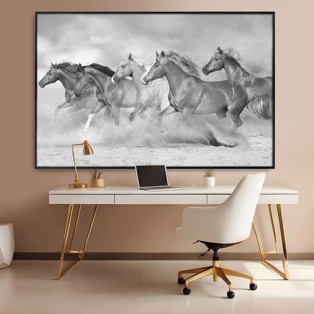 Tablou canvas cu tablou canvas cu cai in galop, in rama de aluminiu negru, pe perete intr-un birou