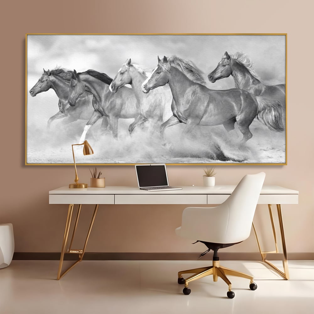 Tablou canvas cu tablou canvas cu cai in galop, in rama de aluminiu auriu, pe perete intr-un birou