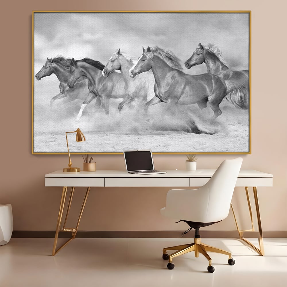 Tablou canvas cu tablou canvas cu cai in galop, in rama de aluminiu auriu, pe perete intr-un birou