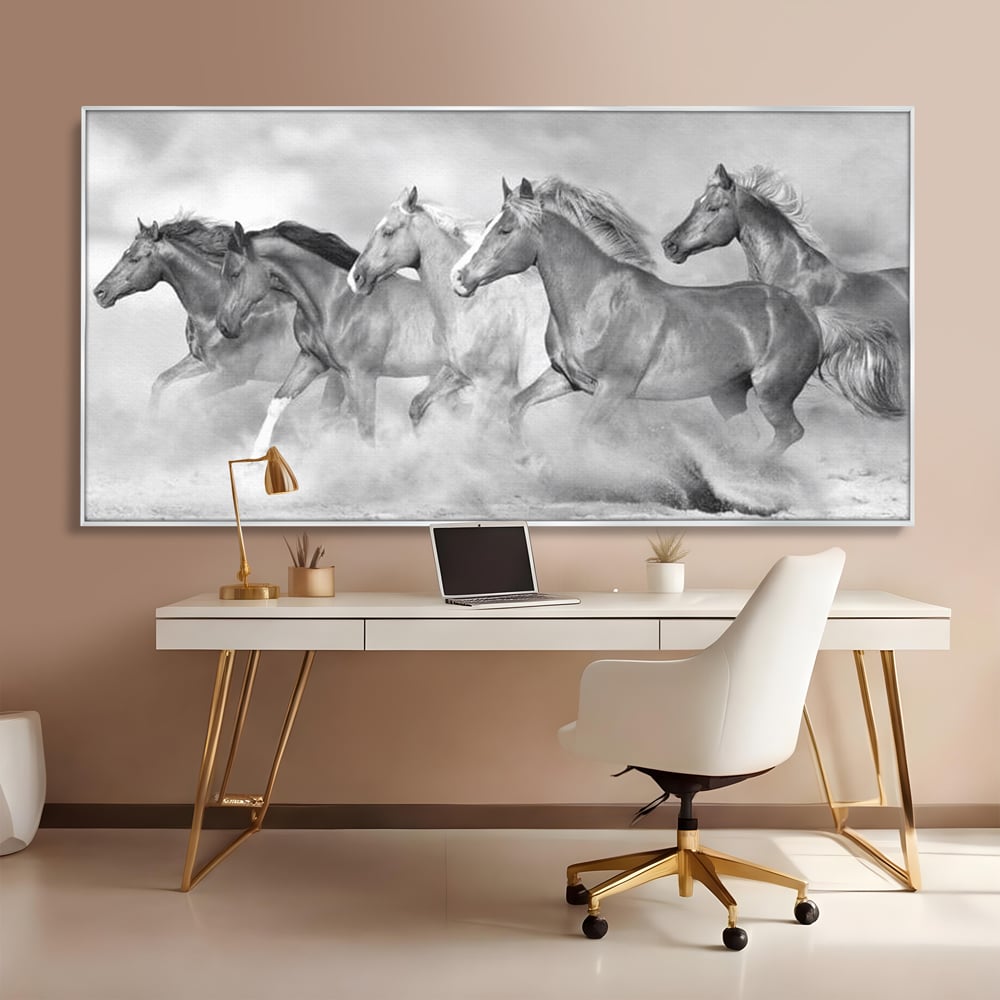 Tablou canvas cu tablou canvas cu cai in galop, in rama de aluminiu argintiu, pe perete intr-un birou