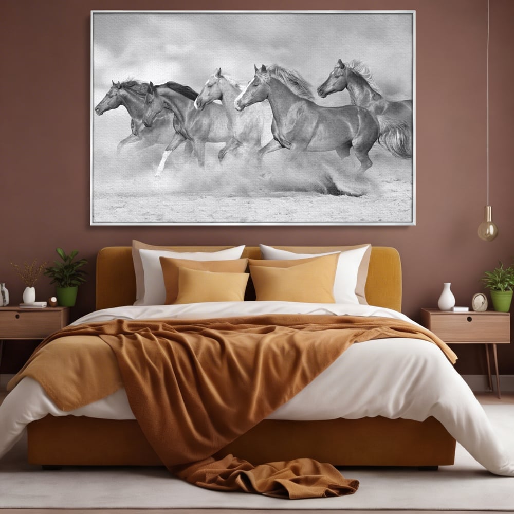 Tablou canvas cu tablou canvas cu cai in galop, in rama de aluminiu argintiu, pe perete intr-un dormitor