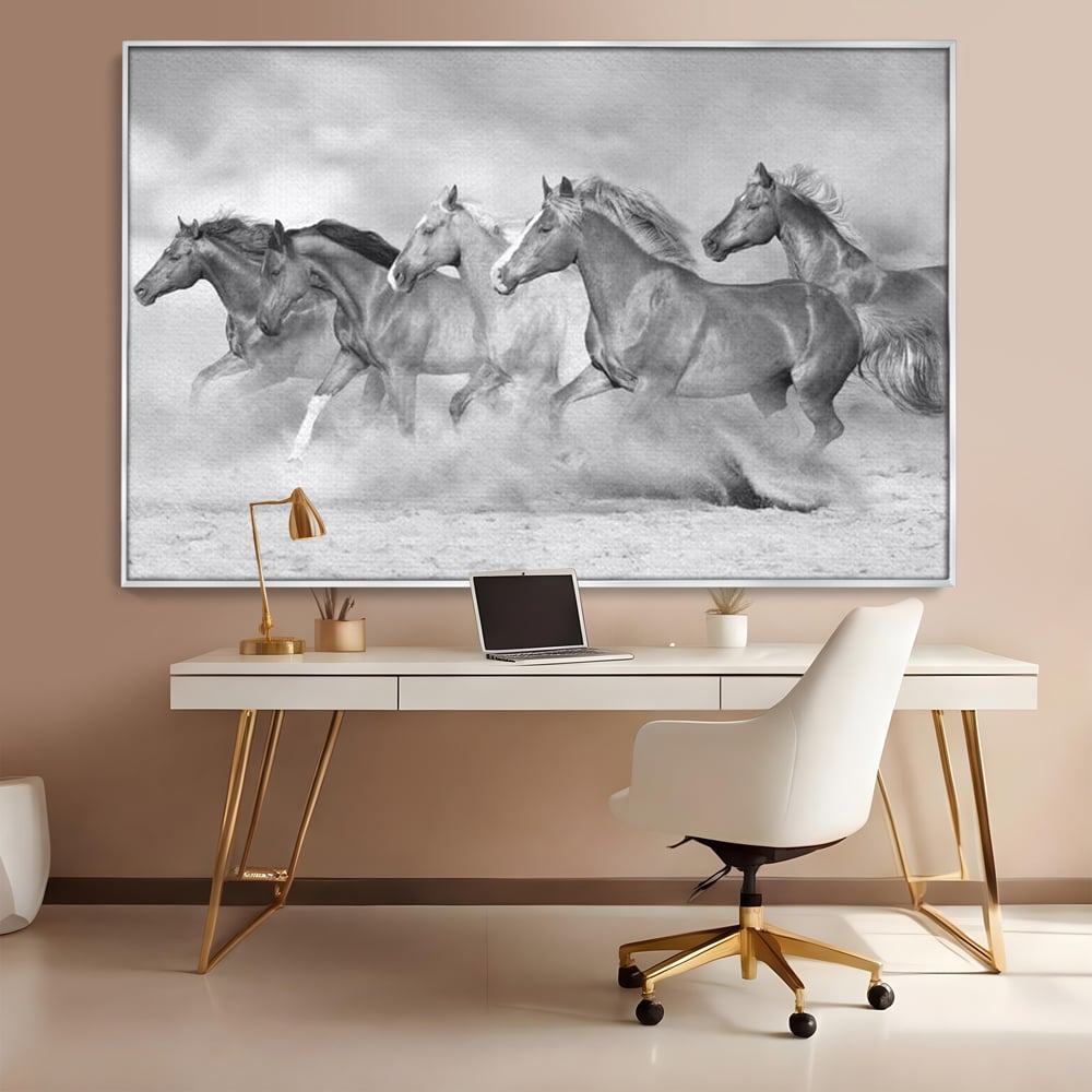 Tablou canvas cu tablou canvas cu cai in galop, in rama de aluminiu argintiu, pe perete intr-un birou