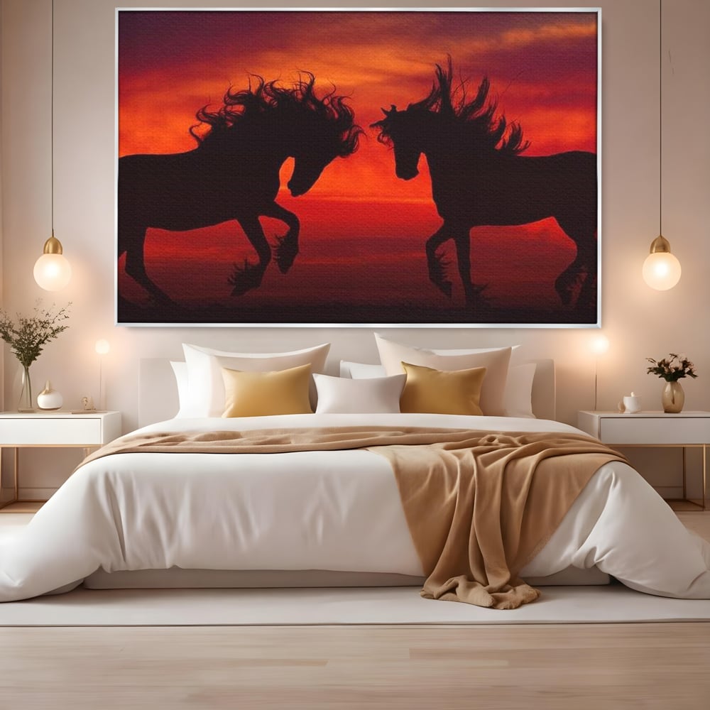Tablou canvas cu tablou canvas cu siluete de cai in apus, in rama de aluminiu argintiu, pe perete intr-un dormitor