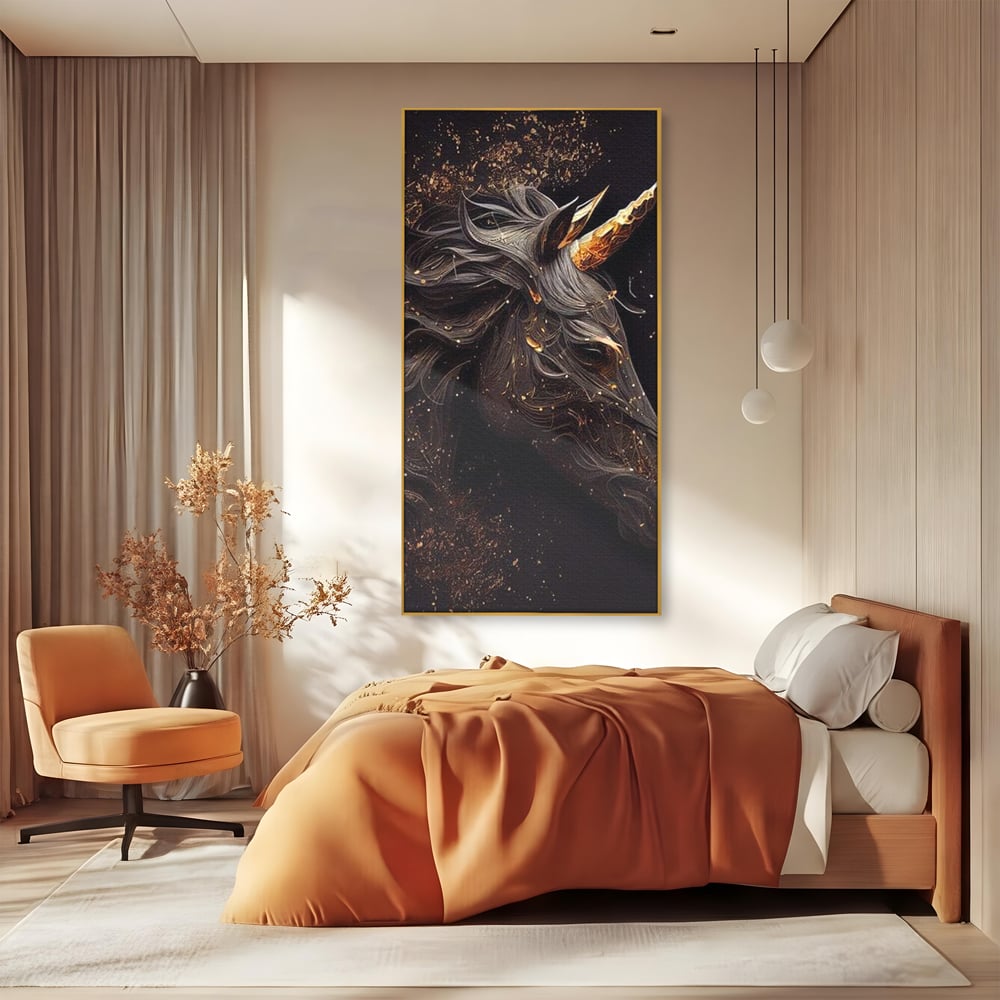 Tablou canvas cu portret de unicorn negru cu detalii aurii, in rama de aluminiu auriu, pe perete intr-un dormitor